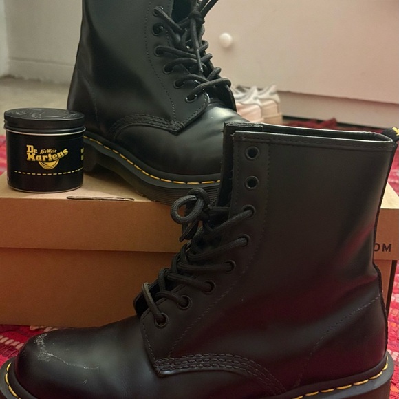 Doc Marten's 1460 Women's Smooth Leather Lace Up Boots in Black, size 8 - Picture 2 of 7